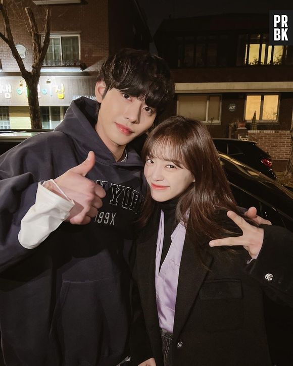 Hyo-seop e Se-jeong têm várias fotos no set de "Business Proposal". Elenco dos sonhos!