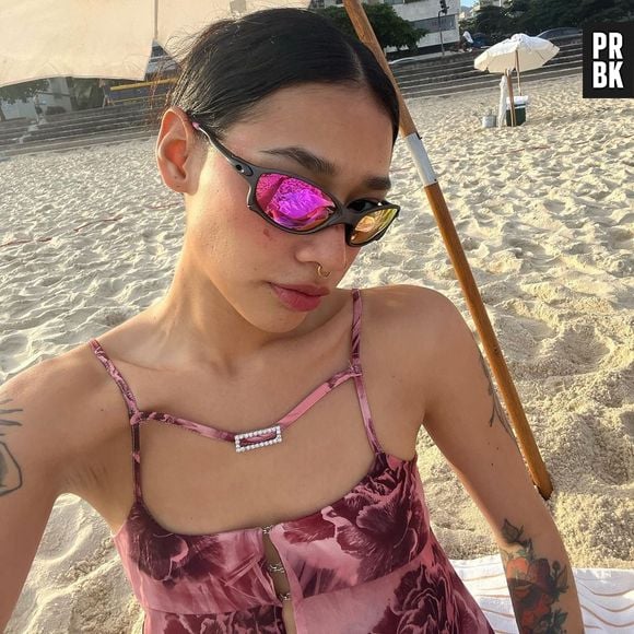 Lizeth Selene causou na internet ao postar foto em uma praia no Brasil usando óculos Juliet