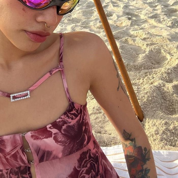 Lizeth Selene causou na internet ao postar foto em uma praia no Brasil usando óculos Juliet