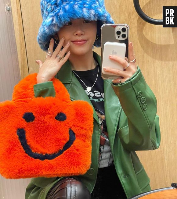 Heyoon, do Now United, usou um Bucket Hat de pelinhos super chamativo