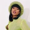 Megan Thee Stallion arrasou com Buket Hat de pelinhos em look monocromático 