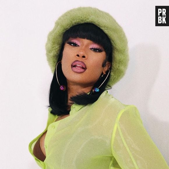 Megan Thee Stallion arrasou com Buket Hat de pelinhos em look monocromático 