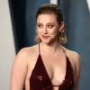 "Andar em um tapete vermelho e fazer uma entrevista onde você diz como está morrendo de fome, porque você não comeu carboidratos no último mês, tudo para caber em um vestido de merda?", ironizou Lili Reinhart 