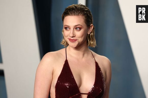 "Andar em um tapete vermelho e fazer uma entrevista onde você diz como está morrendo de fome, porque você não comeu carboidratos no último mês, tudo para caber em um vestido de merda?", ironizou Lili Reinhart 