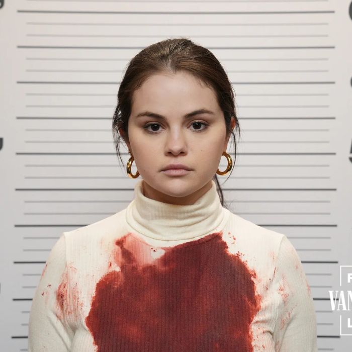 &quot;Only Murders in the Building&quot;: após Bunny ( Jayne Houdyshell) ser encontrada morta no apartamento de Mabel (Selena Gomez) trio de protagonistas é apontado como suspeito 