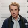 Imagens da 2ª temporada de "Only Murders in the Building" revelam Mabel (Selena Gomez), Charles (Steve Martin) e Oliver (Martin Short) tirando mugshots na cadeia