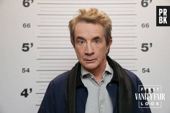 Imagens da 2ª temporada de "Only Murders in the Building" revelam Mabel (Selena Gomez), Charles (Steve Martin) e Oliver (Martin Short) tirando mugshots na cadeia