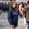 Puffer jackets apareceram em looks com pegada colegial na Semana de Moda em Paris