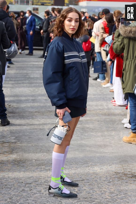 Puffer jackets apareceram em looks com pegada colegial na Semana de Moda em Paris