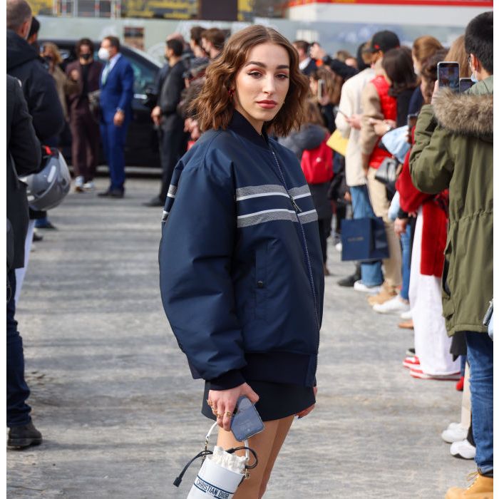 Puffer jackets apareceram em looks com pegada colegial na Semana de Moda em Paris