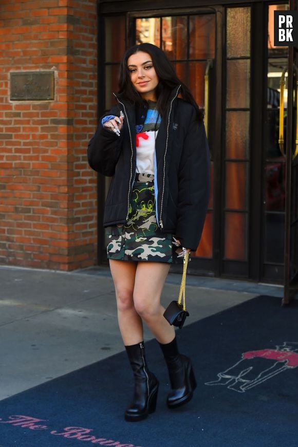 Puffer jackets: charli XCX adota tendência com saia com estampa militar