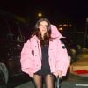 Charli XCX combina look com meia-calça e jaqueta puffer pink