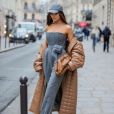Olivia Culpo combina look elegante com boné e casaco puffer longo