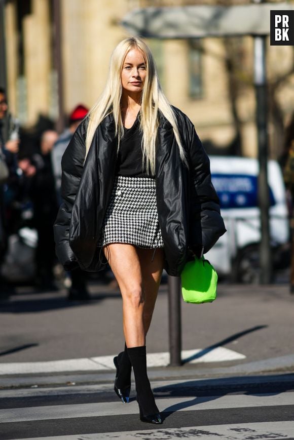 Puffer jackets: aposte na trend com look all black e toque neon nos acessórios