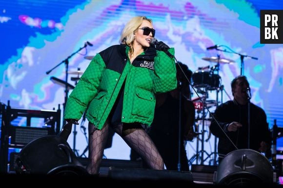 Miley Cyrus se apresentou no Lollapalooza 2022, em São Paulo, com jaqueta puffer