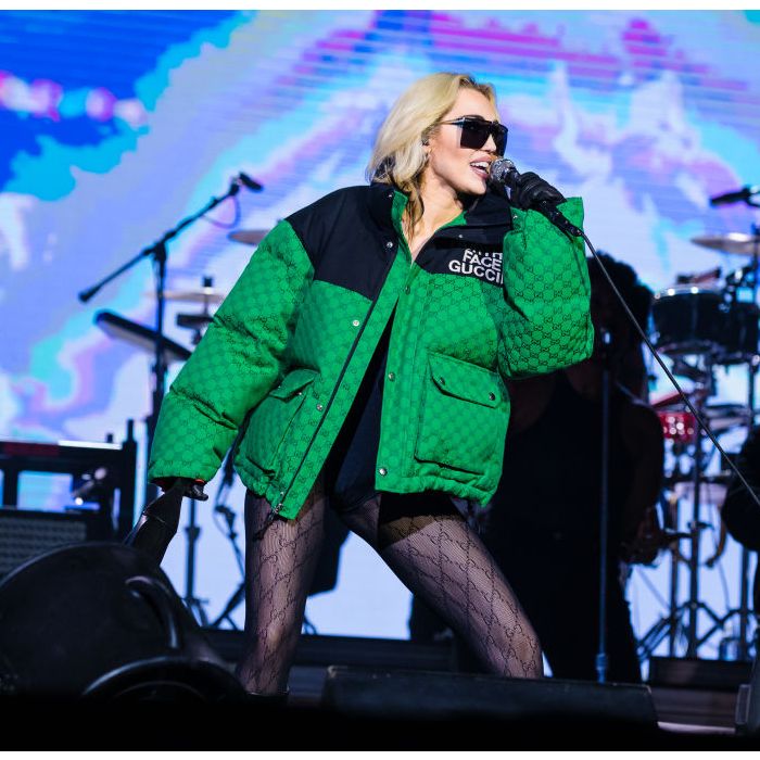 Miley Cyrus se apresentou no Lollapalooza 2022, em São Paulo, com jaqueta puffer