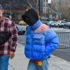 Jaden Smith estiliza seu look de inverno com puffer jackets bicolor