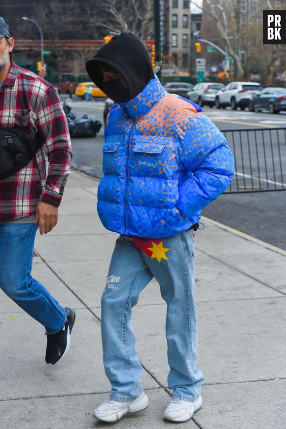 Jaden Smith estiliza seu look de inverno com puffer jackets bicolor