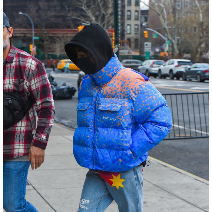 Jaden Smith estiliza seu look de inverno com puffer jackets bicolor