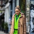 Olivia Palermo adota em seu look neon uma jaqueta puffer na cor nude