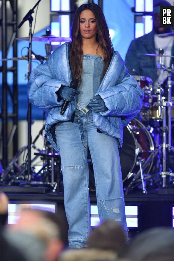 Camila Cabello combina look com jaqueta puffer azul para show