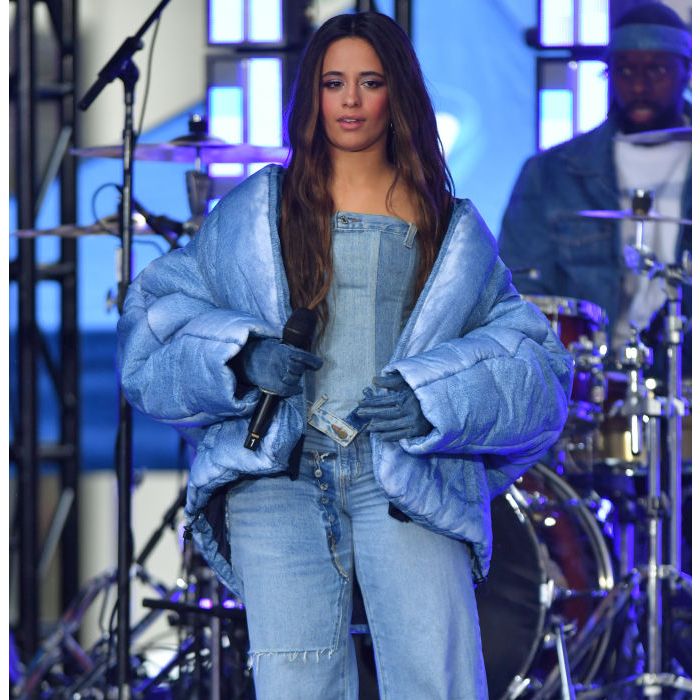 Camila Cabello combina look com jaqueta puffer azul para show