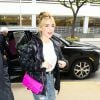 Kiernan Shipka, a "Sabrina", combina look casual chic com jaqueta puffer e bolsa Valentino pink