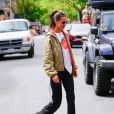 Bella Hadid faz passeio local com look casual e jaqueta puffer