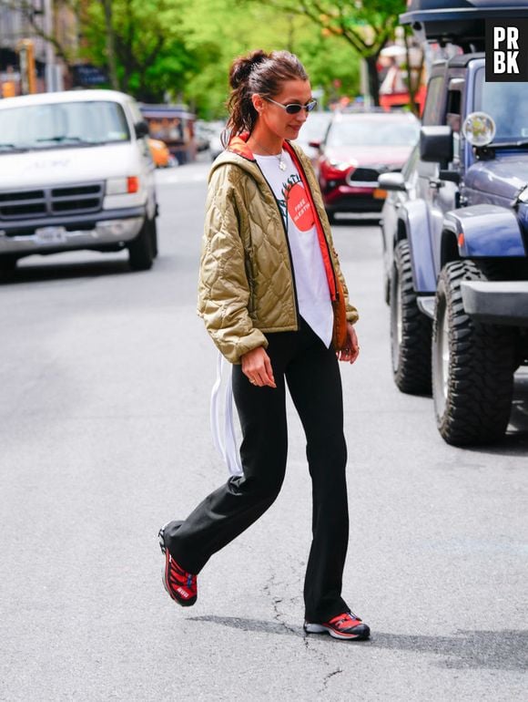 Bella Hadid faz passeio local com look casual e jaqueta puffer