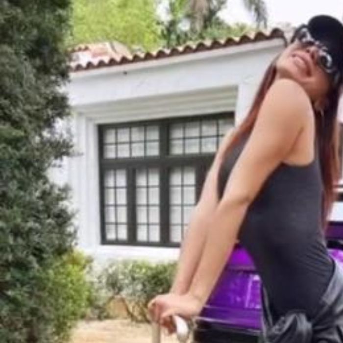 Anitta posou, após festa de Melody, com um  Lamborghini, modelo  Urus  
