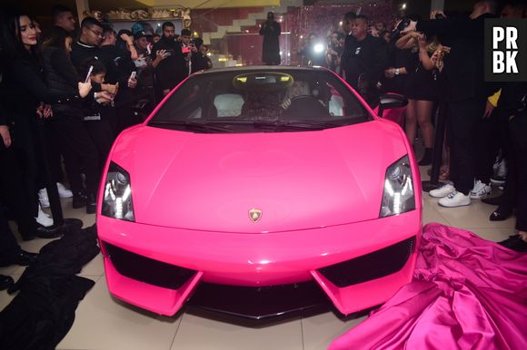 Melody comemorou seus 15 anos com um festão e, na ocasião, ela ganhou um Lamborghini Gallardo, do ano de 2009