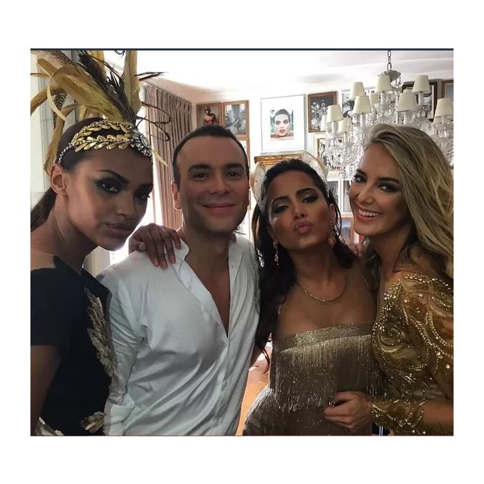  Anitta posa com Ticiane Pinheiro, Matheus Mazzafera e&amp;nbsp;Ana Bela Santos 