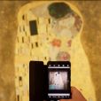 Em O Beijo, de Gustav Klimt, um casal é retratado em posição entrelaçada, sugerindo carinho e aconchego