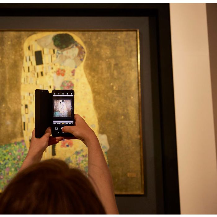 Em O Beijo, de Gustav Klimt, um casal é retratado em posição entrelaçada, sugerindo carinho e aconchego