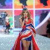 Com figurino nas cores da bandeira do Reino Unido, Taylor Swift se apresenta no Victoria's Secret Fashion Show 2013