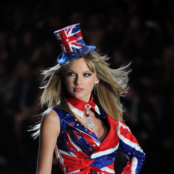 A cantora Taylor Swift escolhe look nas cores da bandeira do Reino Unido para sua apresentação no Victoria&#039;s Secret Fashion Show 2013