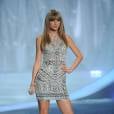Taylor Swift usa vestido prateado em sua performance no Victoria's Secret Fashion Show 2013