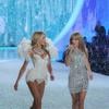 Cantando seus sucessos, Taylor Swift foi a atração principal do Victoria's Secret Fashion Show 2013