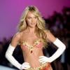 Candice Swanepoel desfila o Fantasy Bra, sutiã cravejado de pedras preciosas dee R$22 milhões