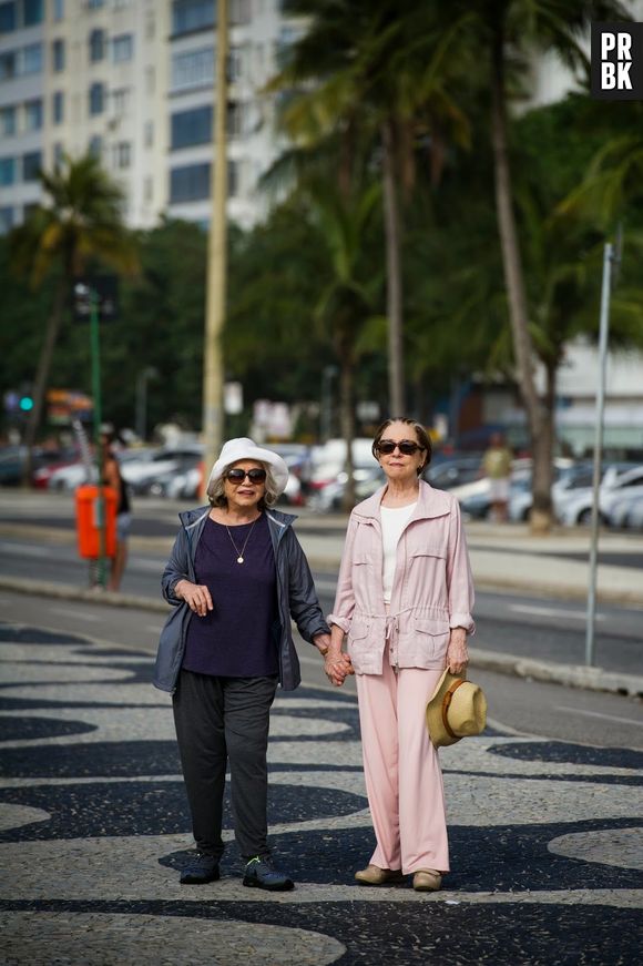 Teresa (Fernanda Montengro) e Estela (Nathalia Timberg) se beijam logo no 1º capítulo de "Babilônia"