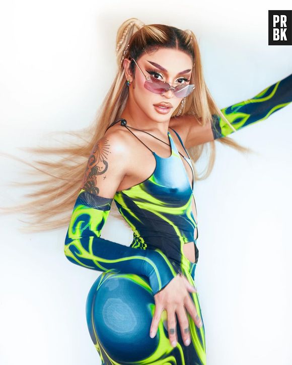 Pabllo Vittar vestiu macacão com estampa de mapa de calor