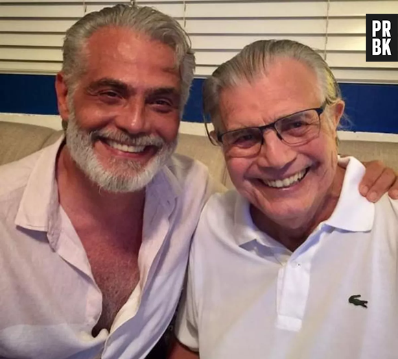 Tarcísio Filho em foto com o falecido pai, Tarcísio Meira. Os dois impressionam por semelhança