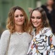 Vanessa Paradis e a filha, Lily-Rose Depp, chocam com semelhança