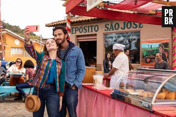 Larissa Manoela e André Luiz Frambach comem pizza juntinhos e internet especula volta do casal