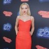 Dove Cameron combina vestido midi vermelho de renda com batom vermelho em look