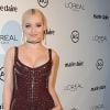 Dove Cameron elege vestido com aplicação de franjas