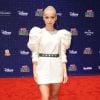 Dove Cameron investe em vertido curtinho com a tendência das mangas bufantes