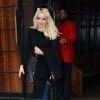 Dove Cameron exibe cabelo loiro platinado