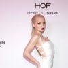 Dove Cameron ousa com look curtinho e decote nas costas em evento