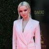 Dove Cameron cria look chique com terninho de alfaiataria branco